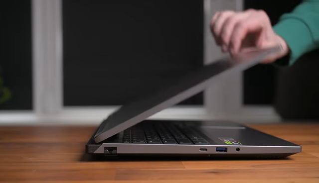 Слева &mdash; Ethernet, USB-C, USB-A и разъем для гарнитуры